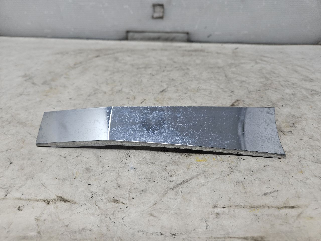 2019 ESCALADE INSERT W/SCREWS NICE CONDITION 32254 - image 5