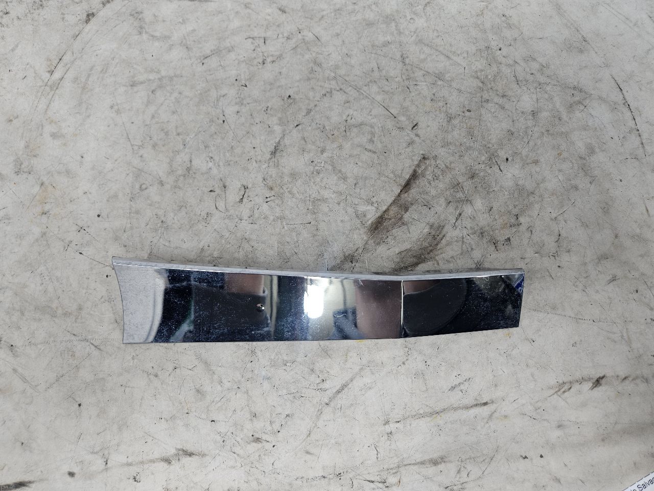 2019 ESCALADE INSERT W/SCREWS NICE CONDITION 32255 - image 2