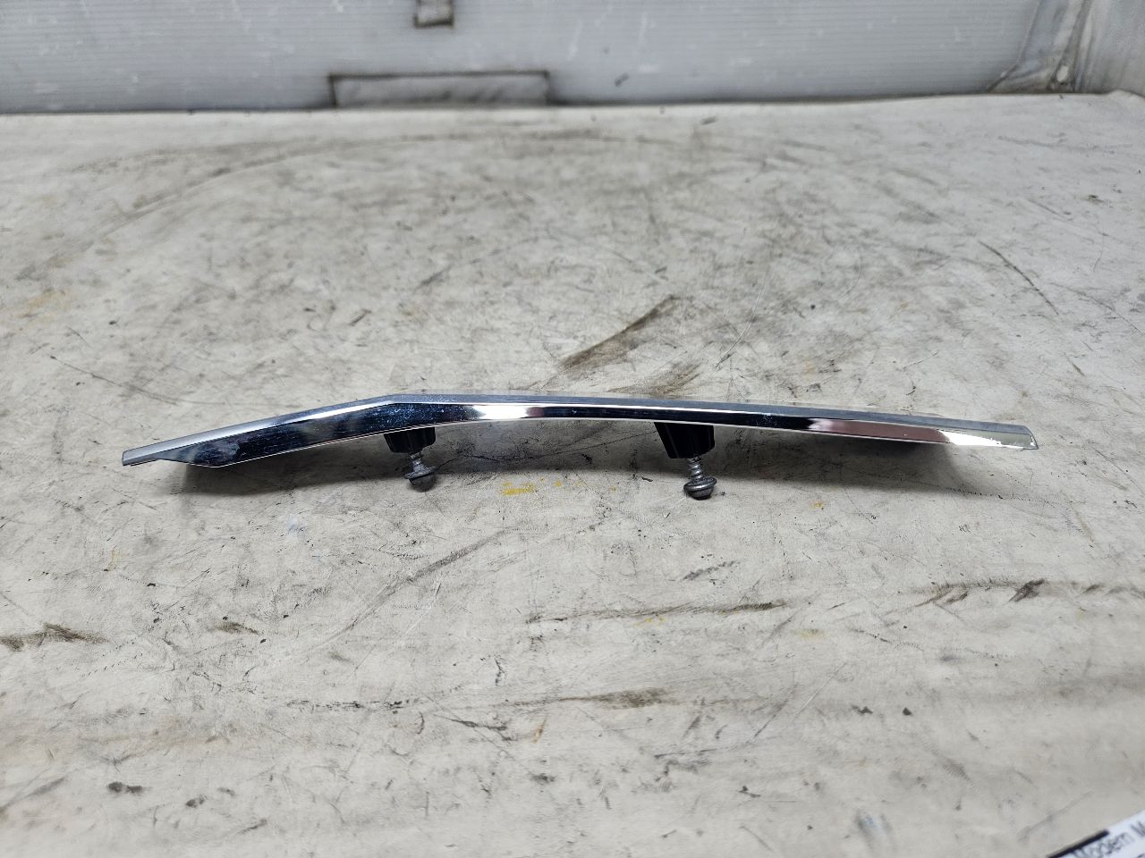 2019 ESCALADE INSERT W/SCREWS NICE CONDITION 32255 - image 3