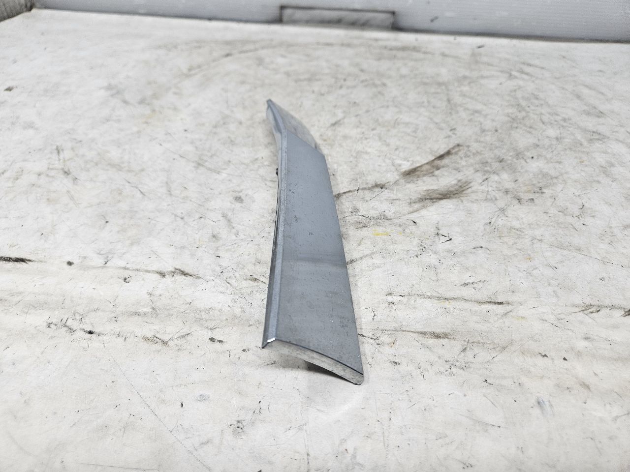 2019 ESCALADE INSERT W/SCREWS NICE CONDITION 32257 - image 4