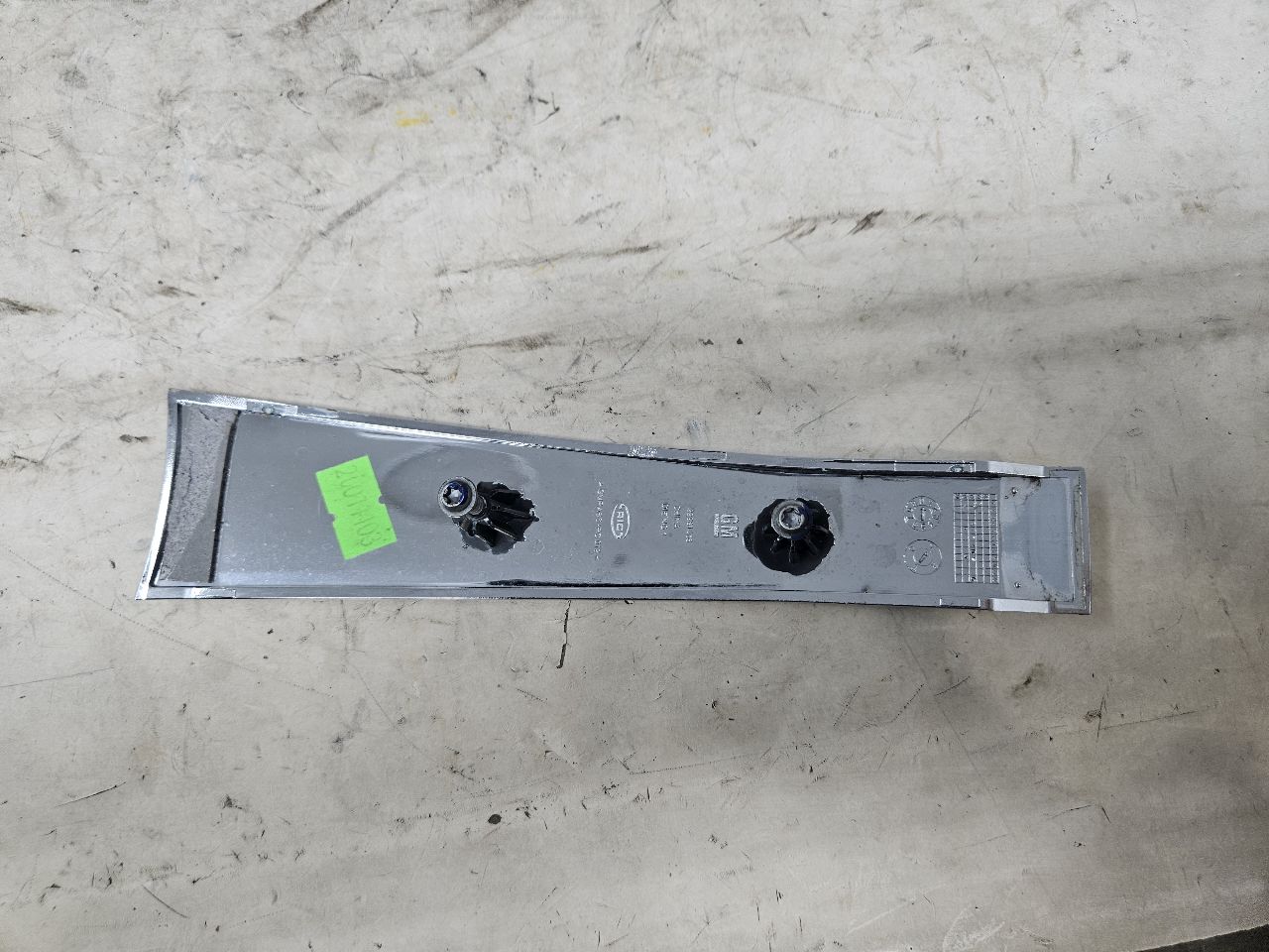 2019 ESCALADE INSERT W/SCREWS NICE CONDITION 32257 - image 5