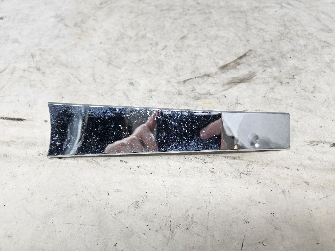 2019 ESCALADE INSERT W/SCREWS NICE CONDITION 32257 - image 6
