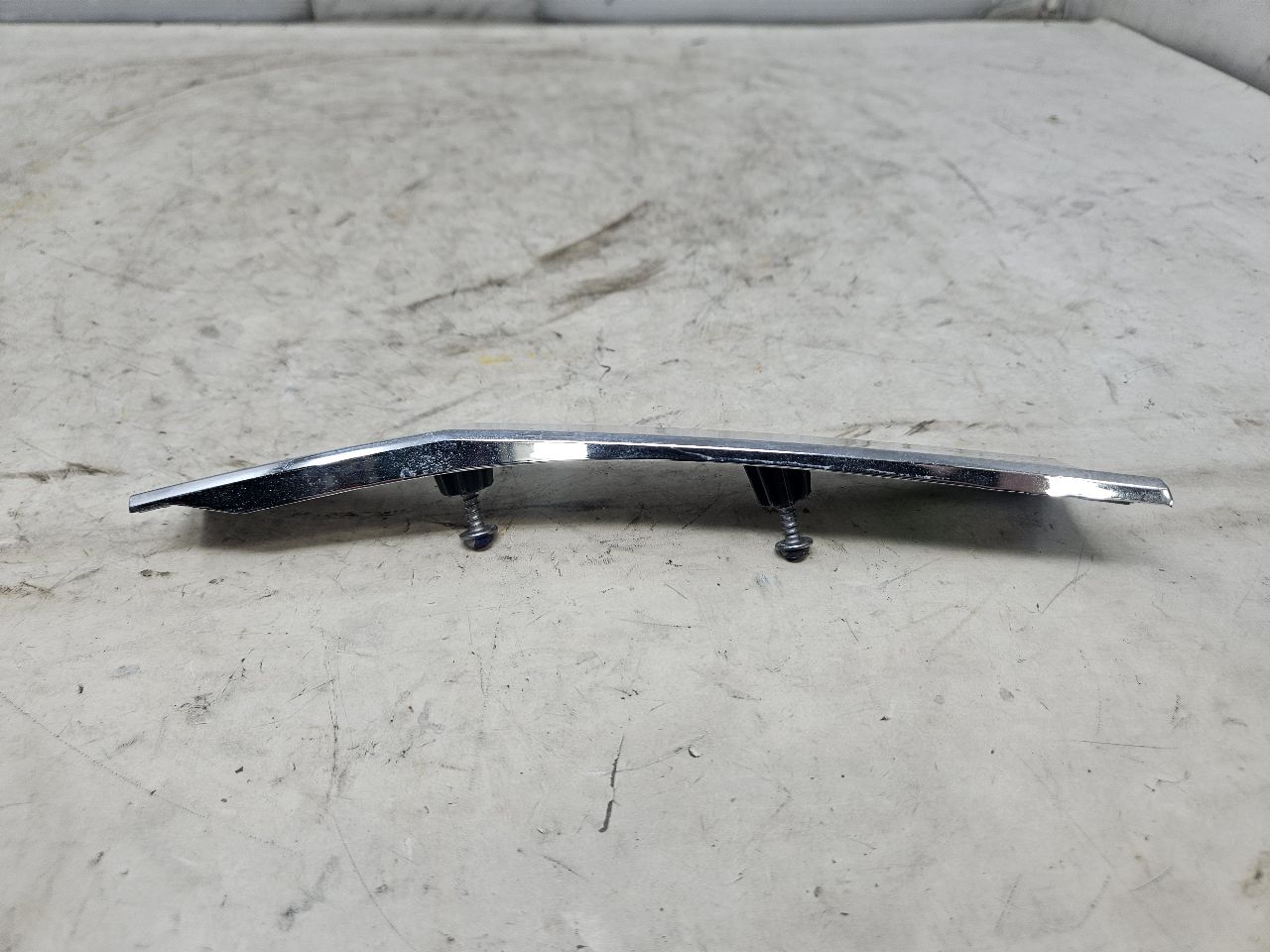 2019 ESCALADE INSERT W/SCREWS NICE CONDITION 32258 - image 4