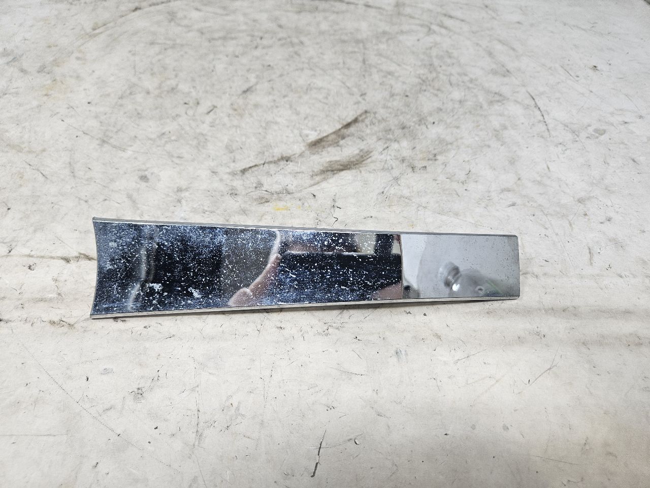 2019 ESCALADE INSERT W/SCREWS NICE CONDITION 32258 - image 1
