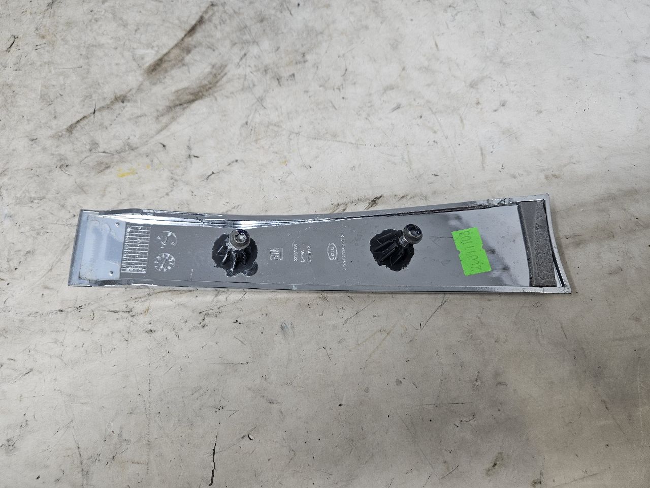 2019 ESCALADE INSERT W/SCREWS NICE CONDITION 32258 - image 5