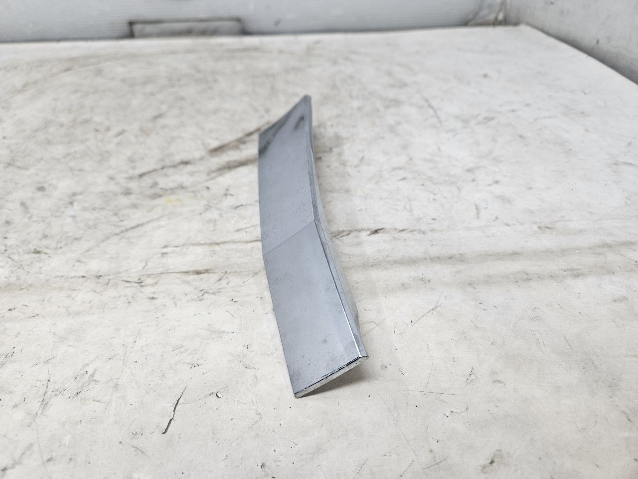 2019 ESCALADE INSERT W/SCREWS NICE CONDITION 32258 - image 3