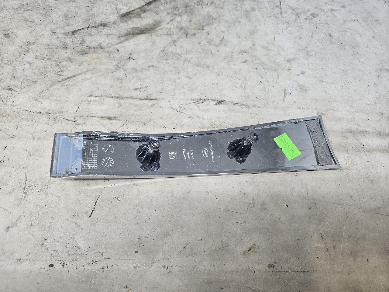2019 ESCALADE INSERT W/SCREWS NICE CONDITION 32262 - image 2