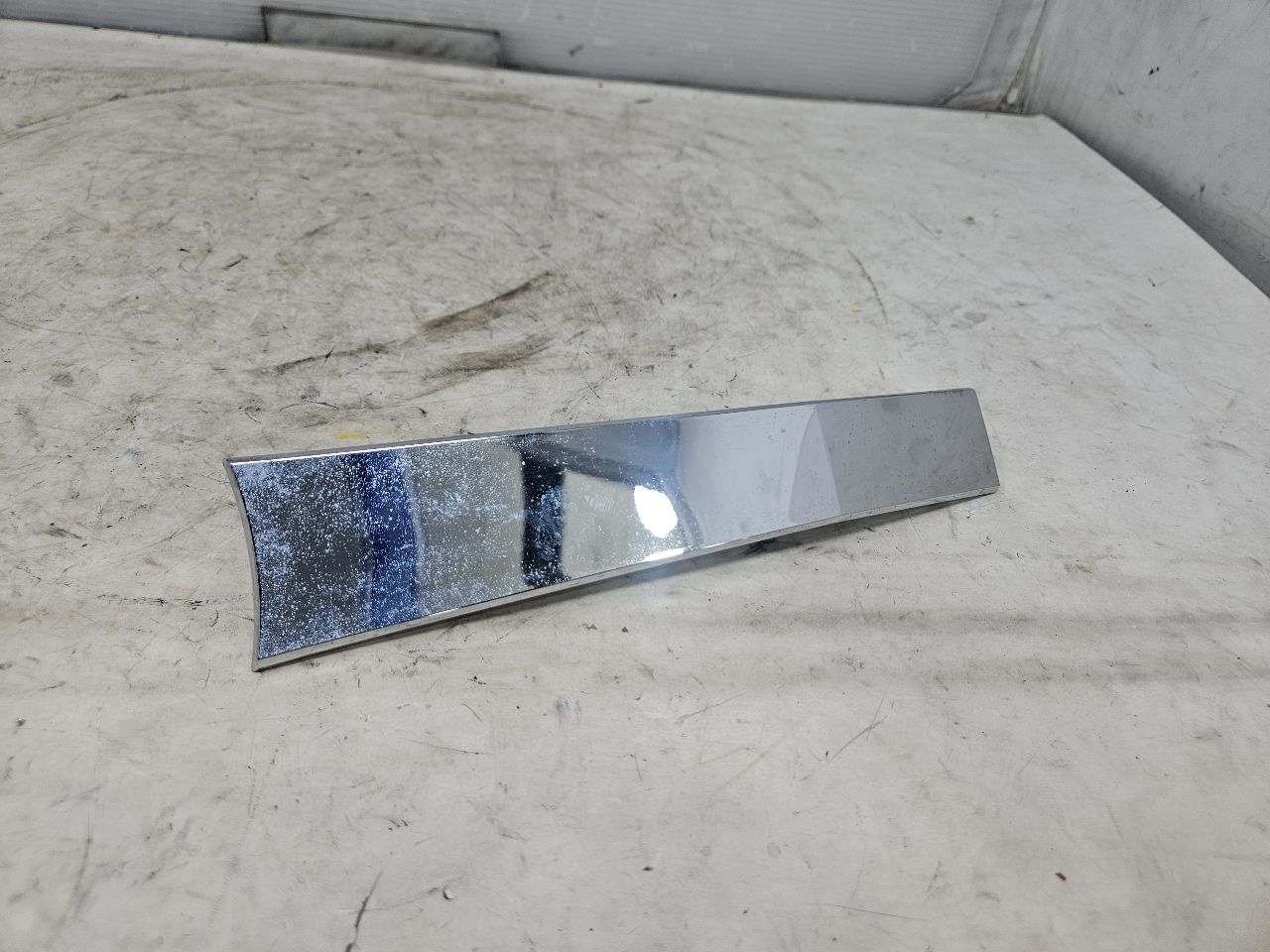 2019 ESCALADE INSERT W/SCREWS NICE CONDITION 32262 - image 3