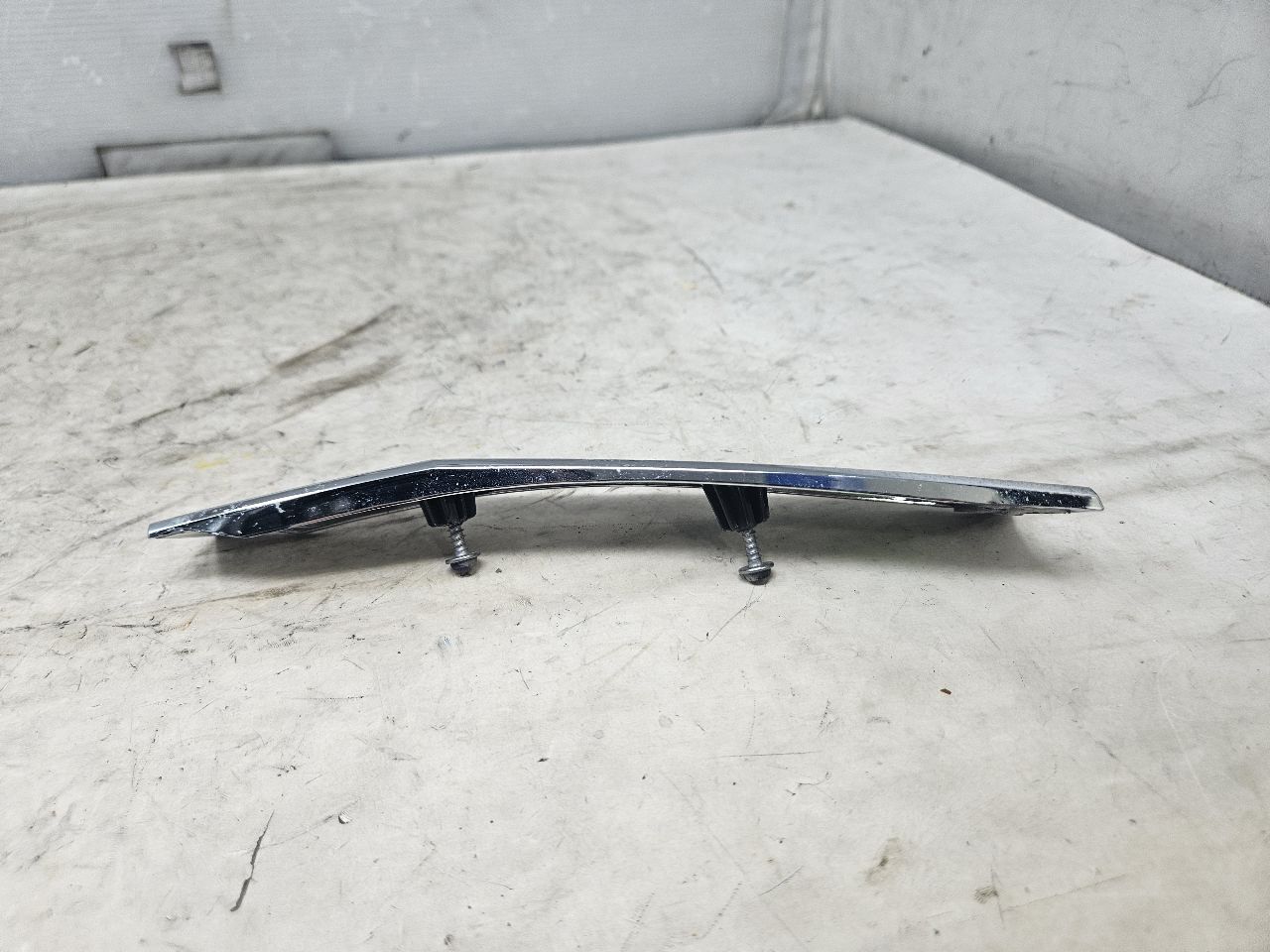 2019 ESCALADE INSERT W/SCREWS NICE CONDITION 32262 - image 5