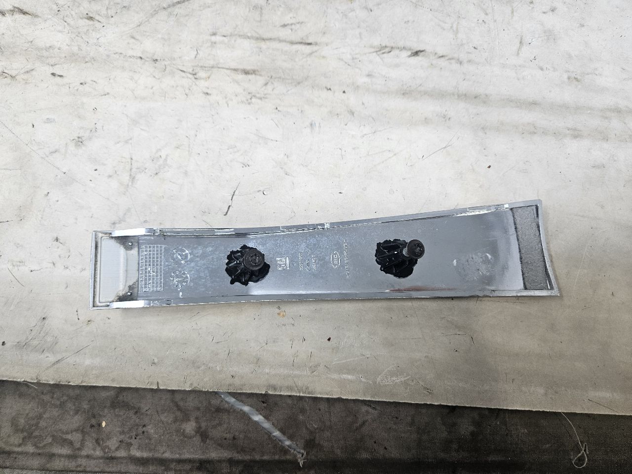 2019 ESCALADE INSERT W/SCREWS NICE CONDITION 32264 - image 4