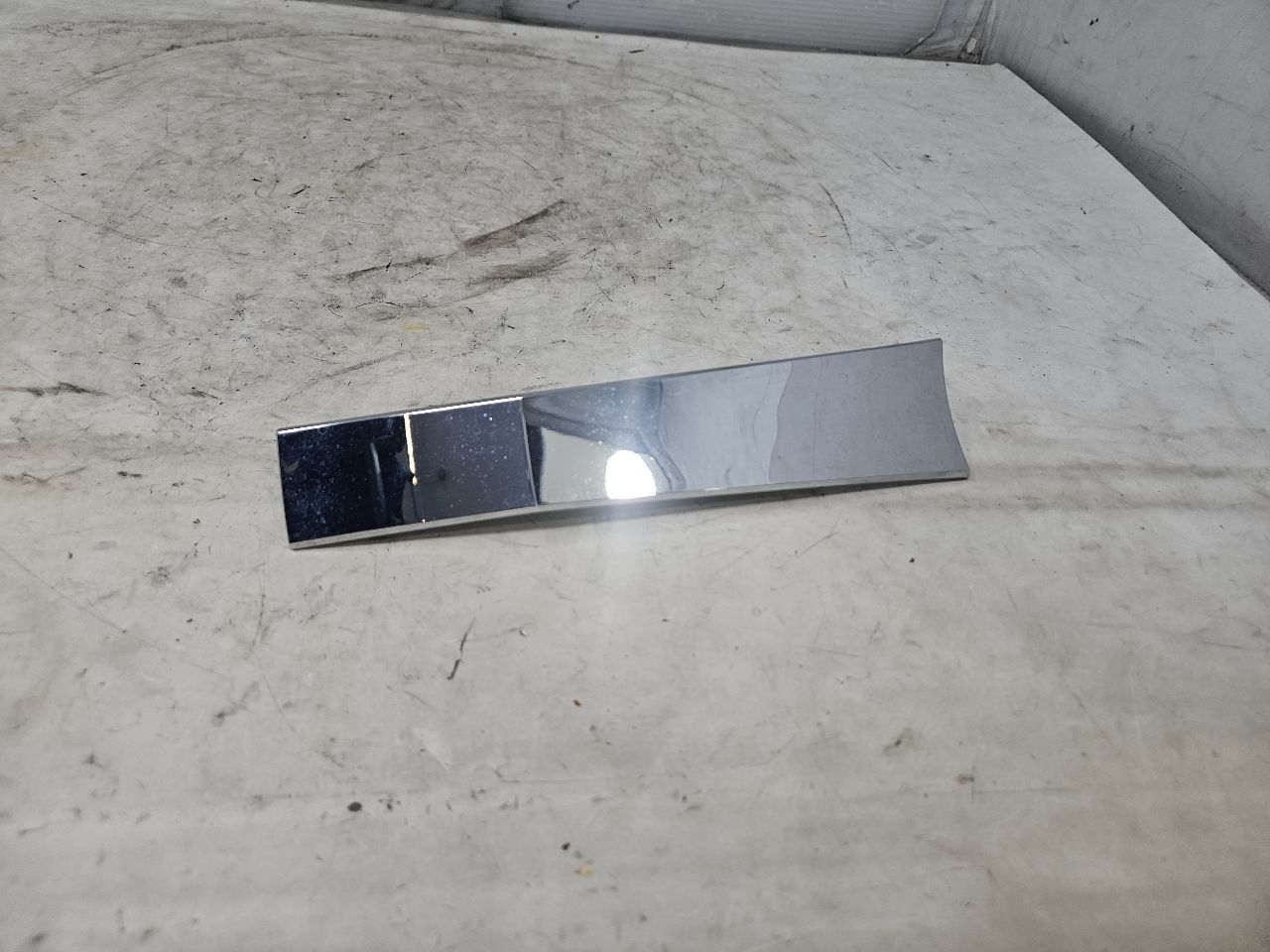 2019 ESCALADE INSERT W/SCREWS NICE CONDITION 32264 - image 1