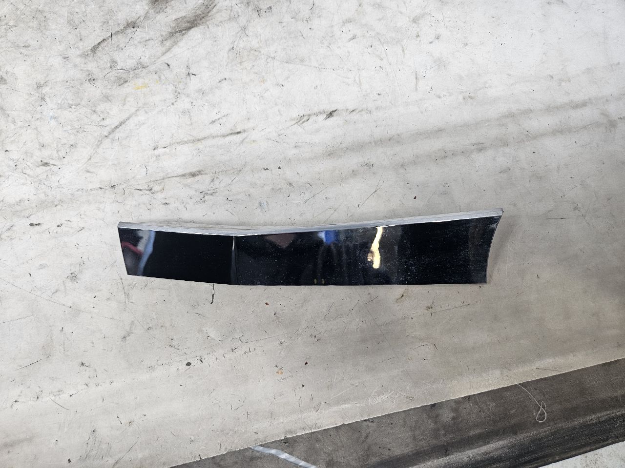 2019 ESCALADE INSERT W/SCREWS NICE CONDITION 32264 - image 5