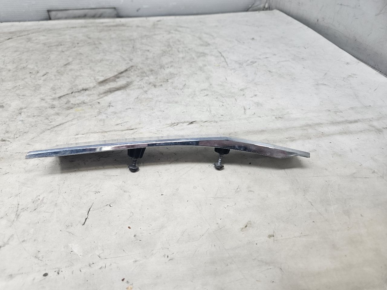 2019 ESCALADE INSERT W/SCREWS NICE CONDITION 32264 - image 6