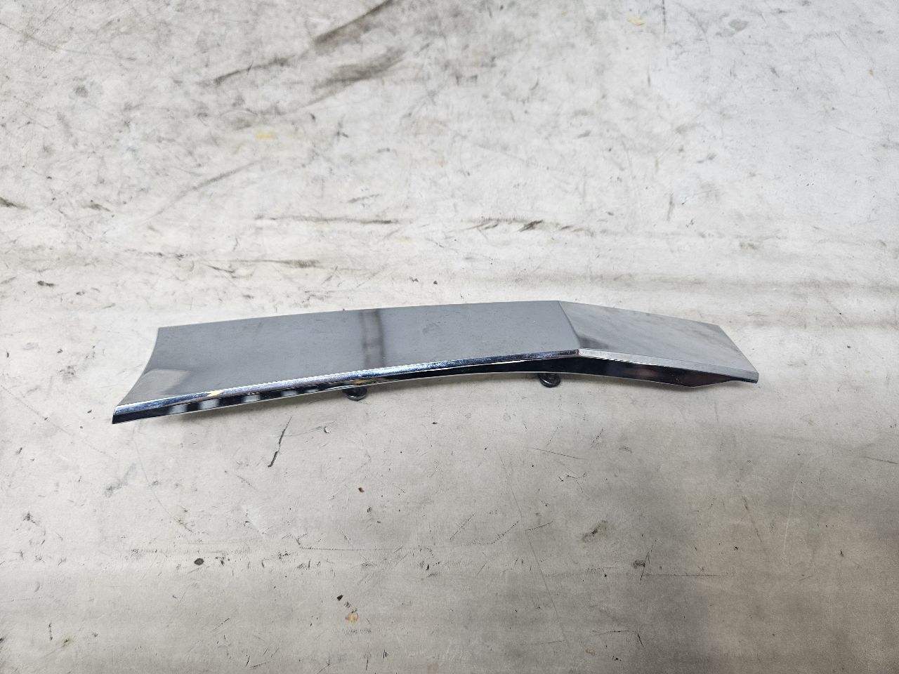 2019 ESCALADE INSERT W/SCREWS NICE CONDITION 32265 - image 1