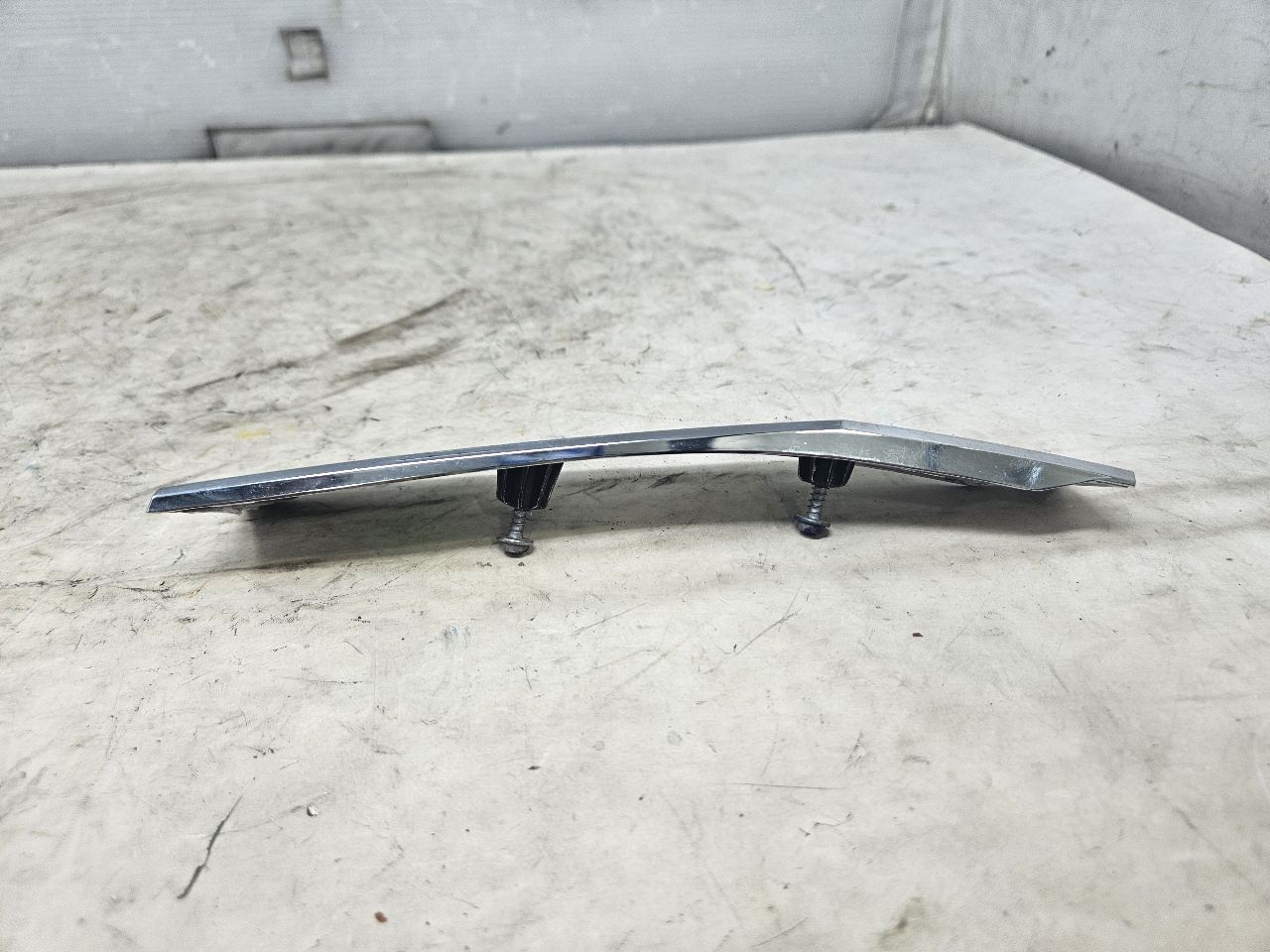 2019 ESCALADE INSERT W/SCREWS NICE CONDITION 32265 - image 5