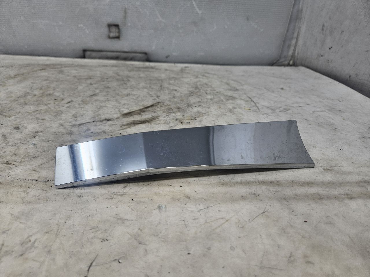 2019 ESCALADE INSERT W/SCREWS NICE CONDITION 32265 - image 6