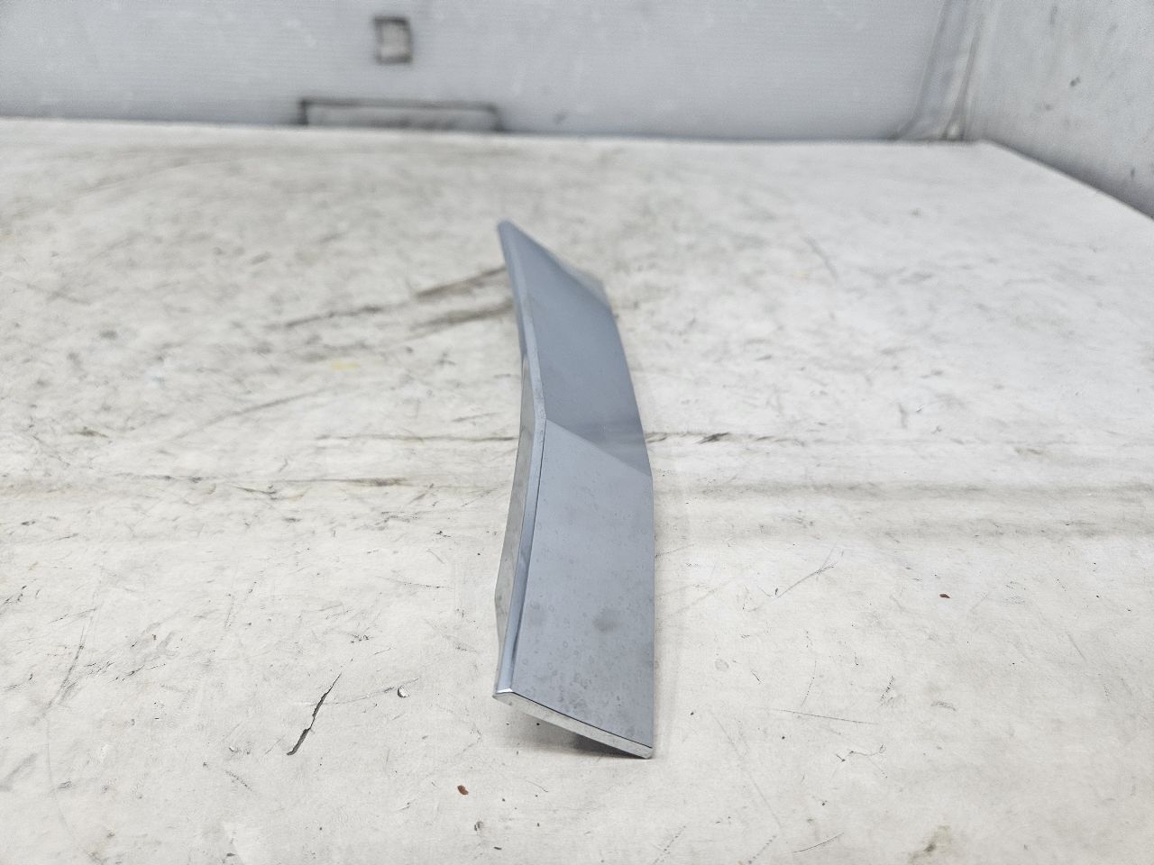 2019 ESCALADE INSERT W/SCREWS NICE CONDITION 32265 - image 7