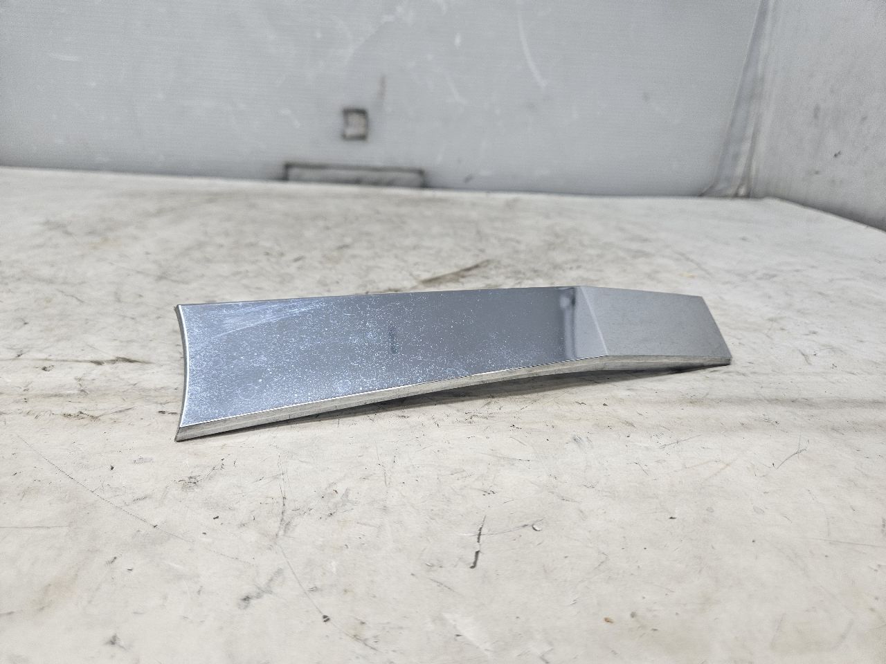 2019 ESCALADE INSERT W/SCREWS NICE CONDITION 32266 - image 1