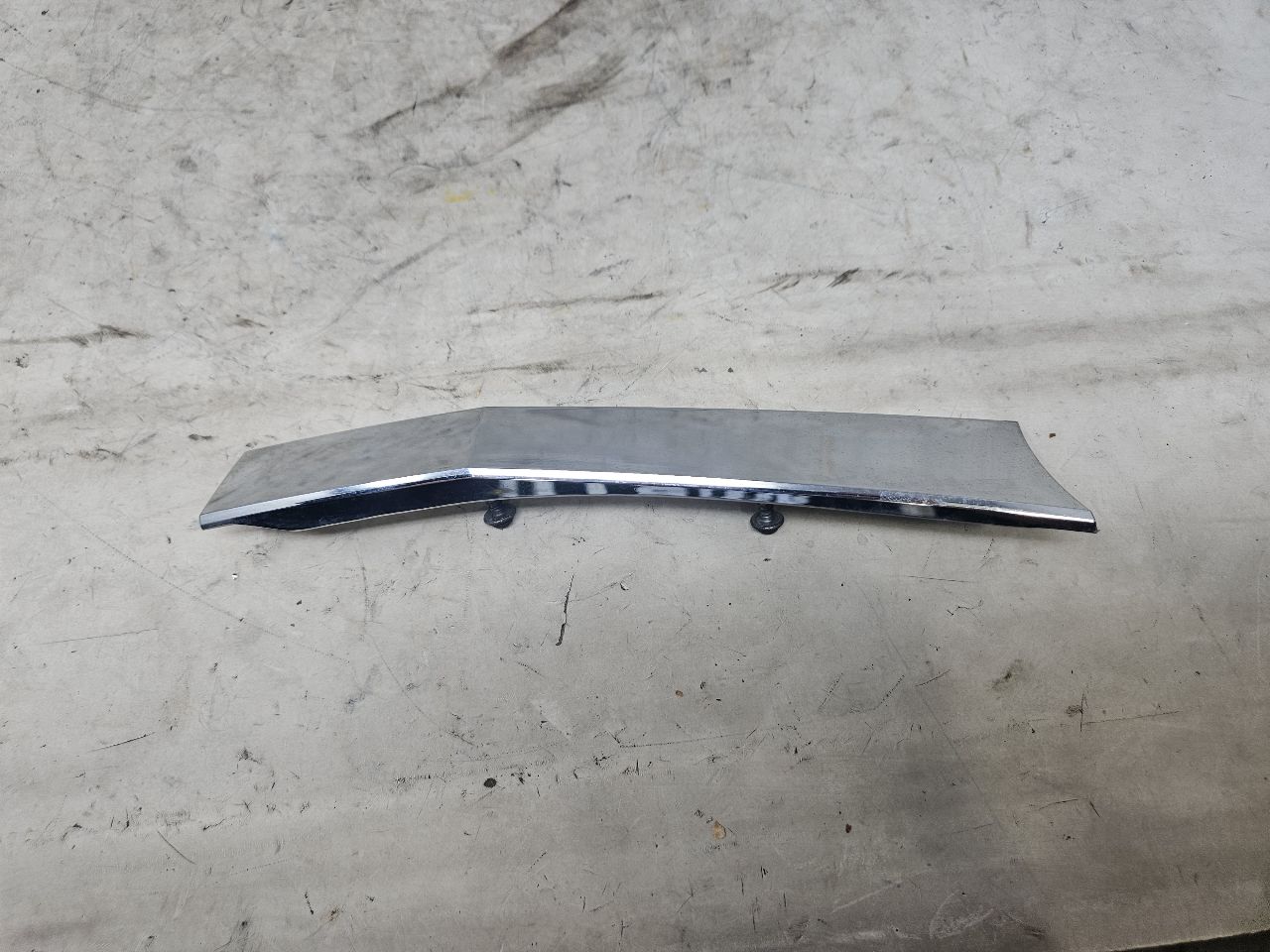 2019 ESCALADE INSERT W/SCREWS NICE CONDITION 32266 - image 2