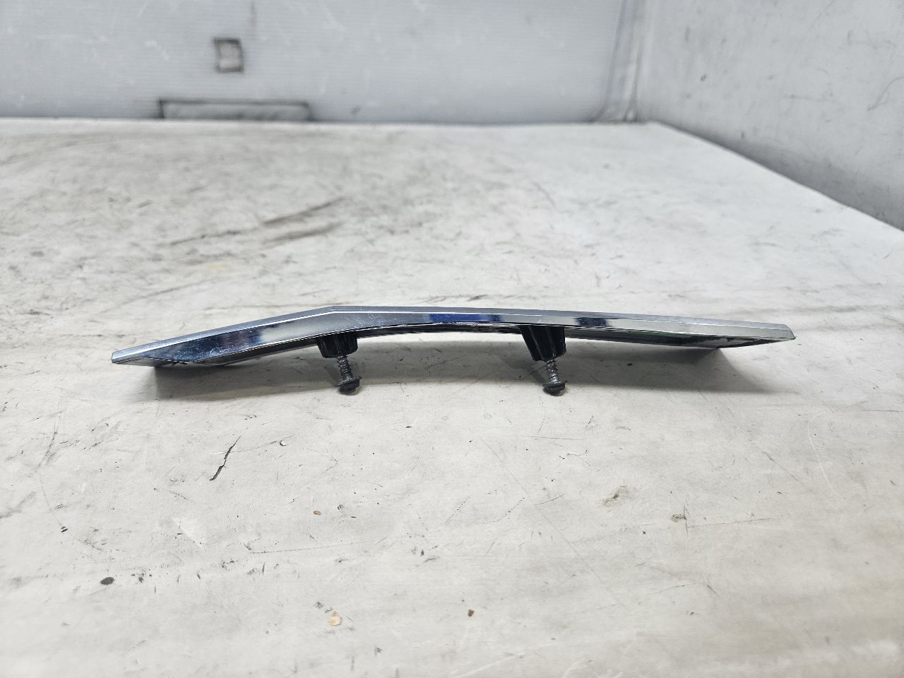 2019 ESCALADE INSERT W/SCREWS NICE CONDITION 32266 - image 3