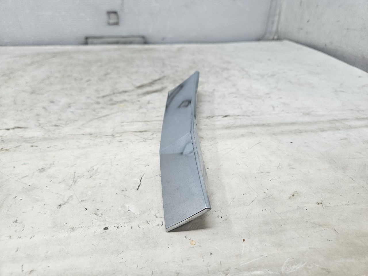2019 ESCALADE INSERT W/SCREWS NICE CONDITION 32266 - image 4