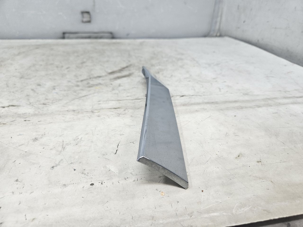 2019 ESCALADE INSERT W/SCREWS NICE CONDITION 32266 - image 5