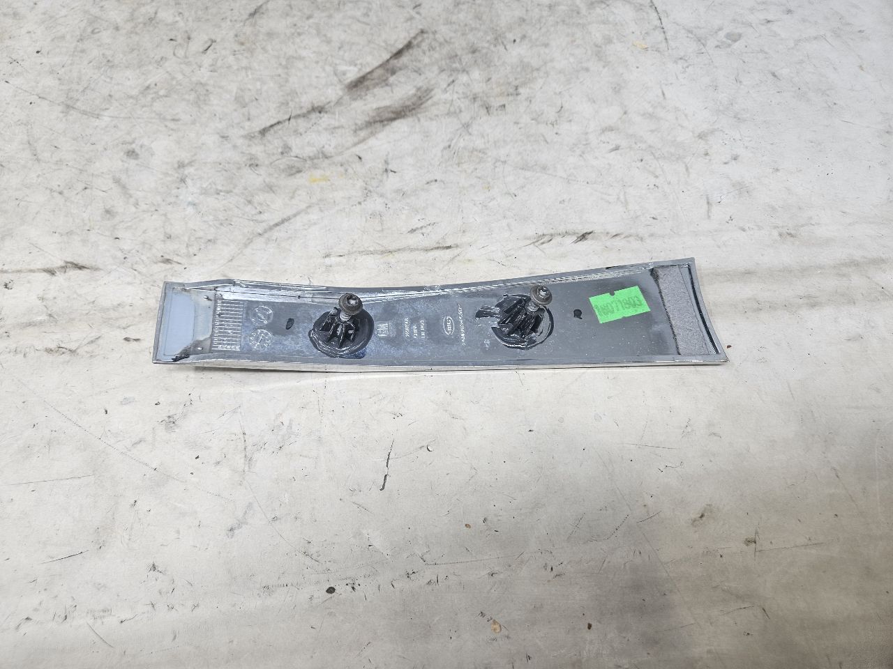 2019 ESCALADE INSERT W/SCREWS NICE CONDITION 32266 - image 6
