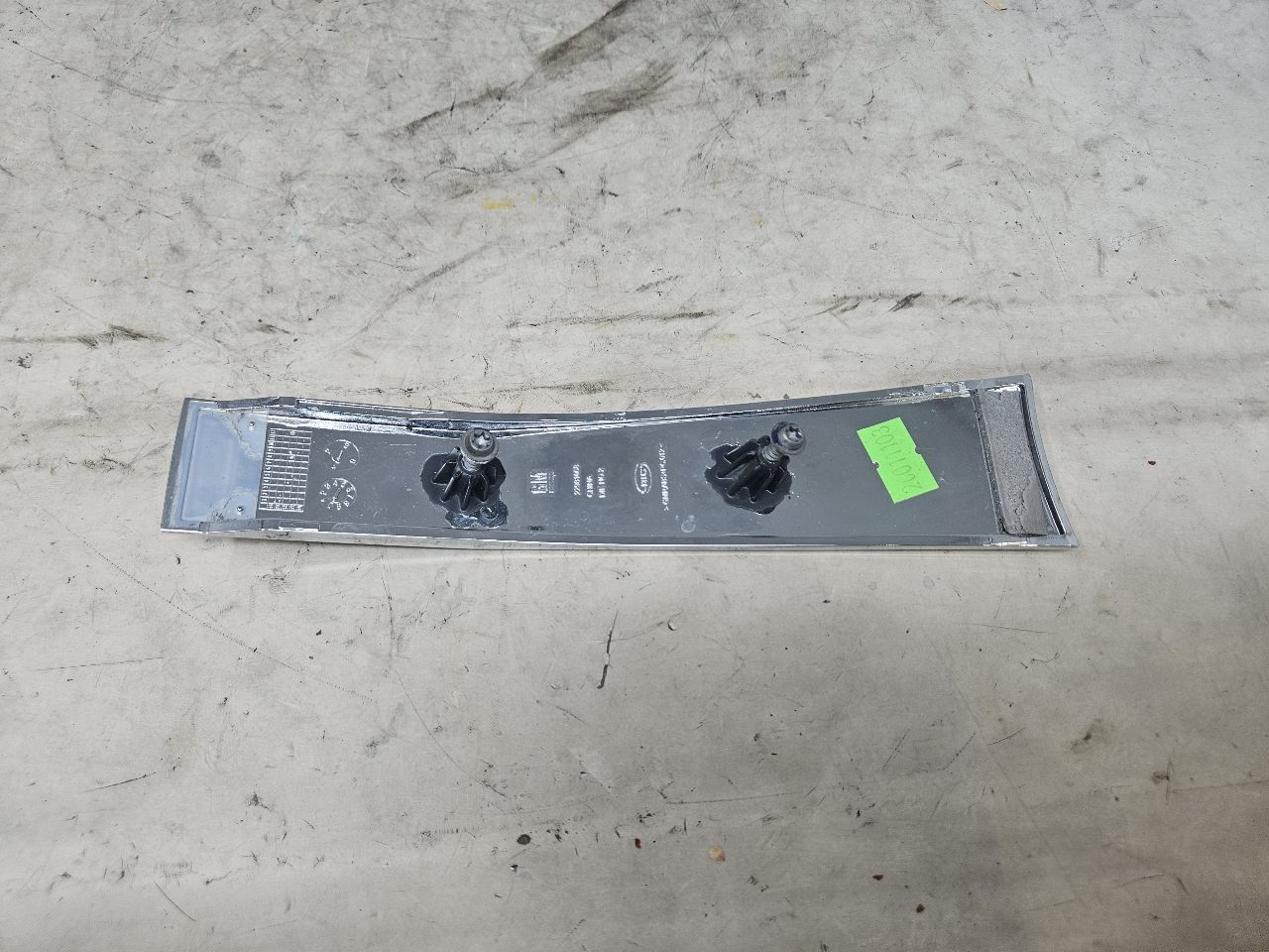 2019 ESCALADE INSERT W/SCREWS NICE CONDITION 32268 - image 6