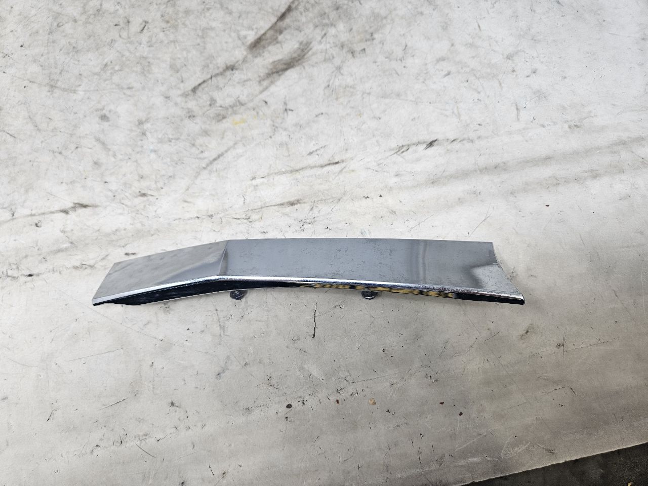 2019 ESCALADE INSERT W/SCREWS NICE CONDITION 32268 - image 4