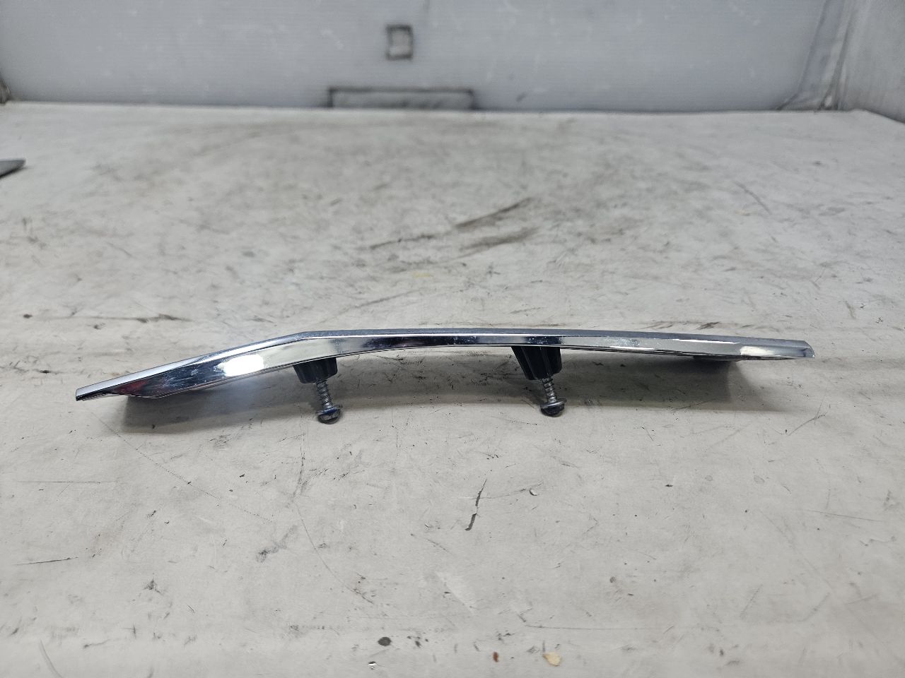 2019 ESCALADE INSERT W/SCREWS NICE CONDITION 32268 - image 5