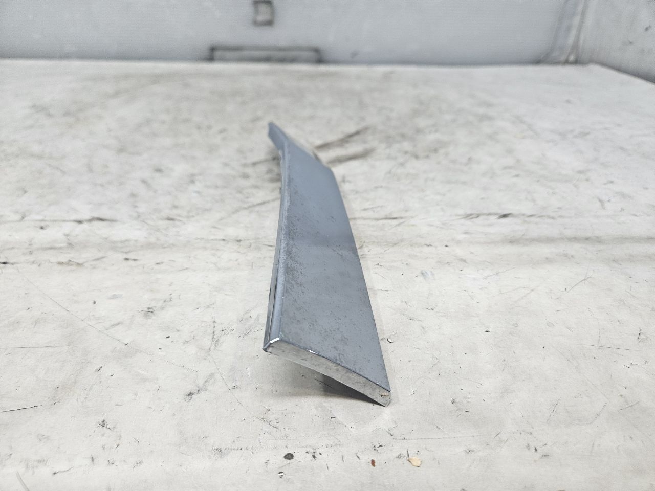 2019 ESCALADE INSERT W/SCREWS NICE CONDITION 32268 - image 2