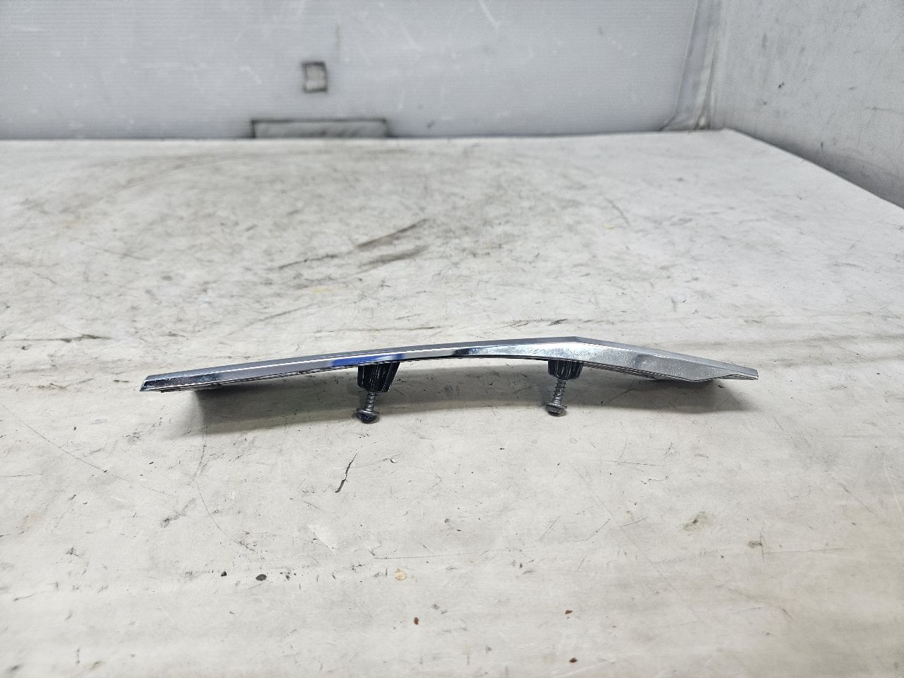 2019 ESCALADE INSERT W/SCREWS NICE CONDITION 32269 - image 3