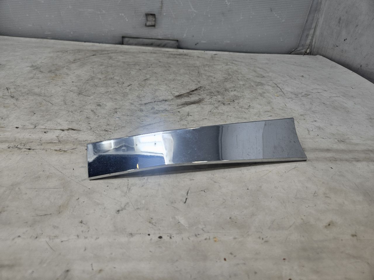 2019 ESCALADE INSERT W/SCREWS NICE CONDITION 32269 - image 4