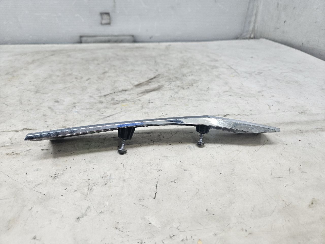2019 ESCALADE INSERT W/SCREWS NICE CONDITION 32270 - image 5