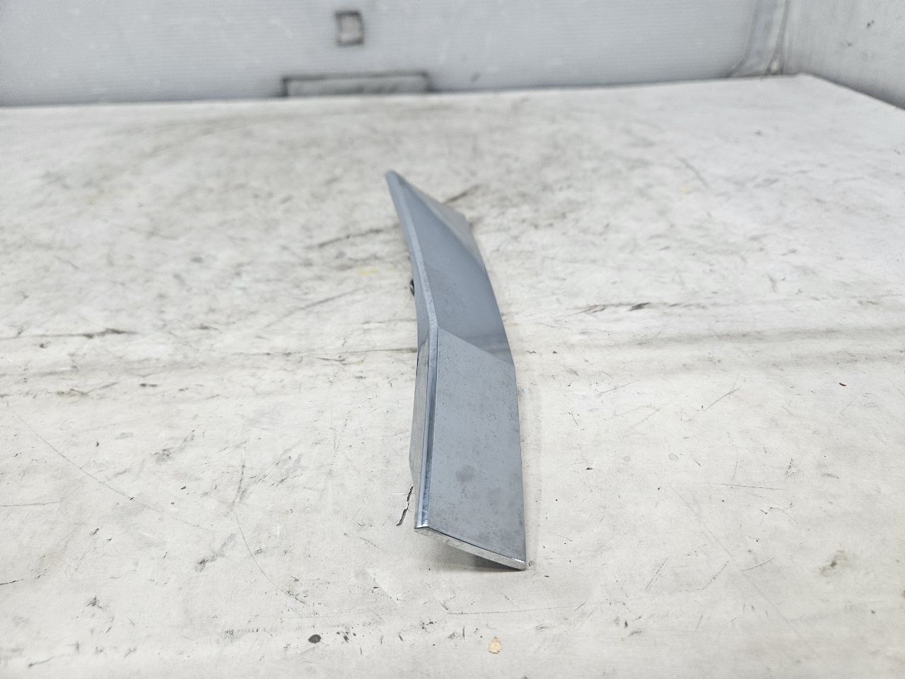 2019 ESCALADE INSERT W/SCREWS NICE CONDITION 32270 - image 3