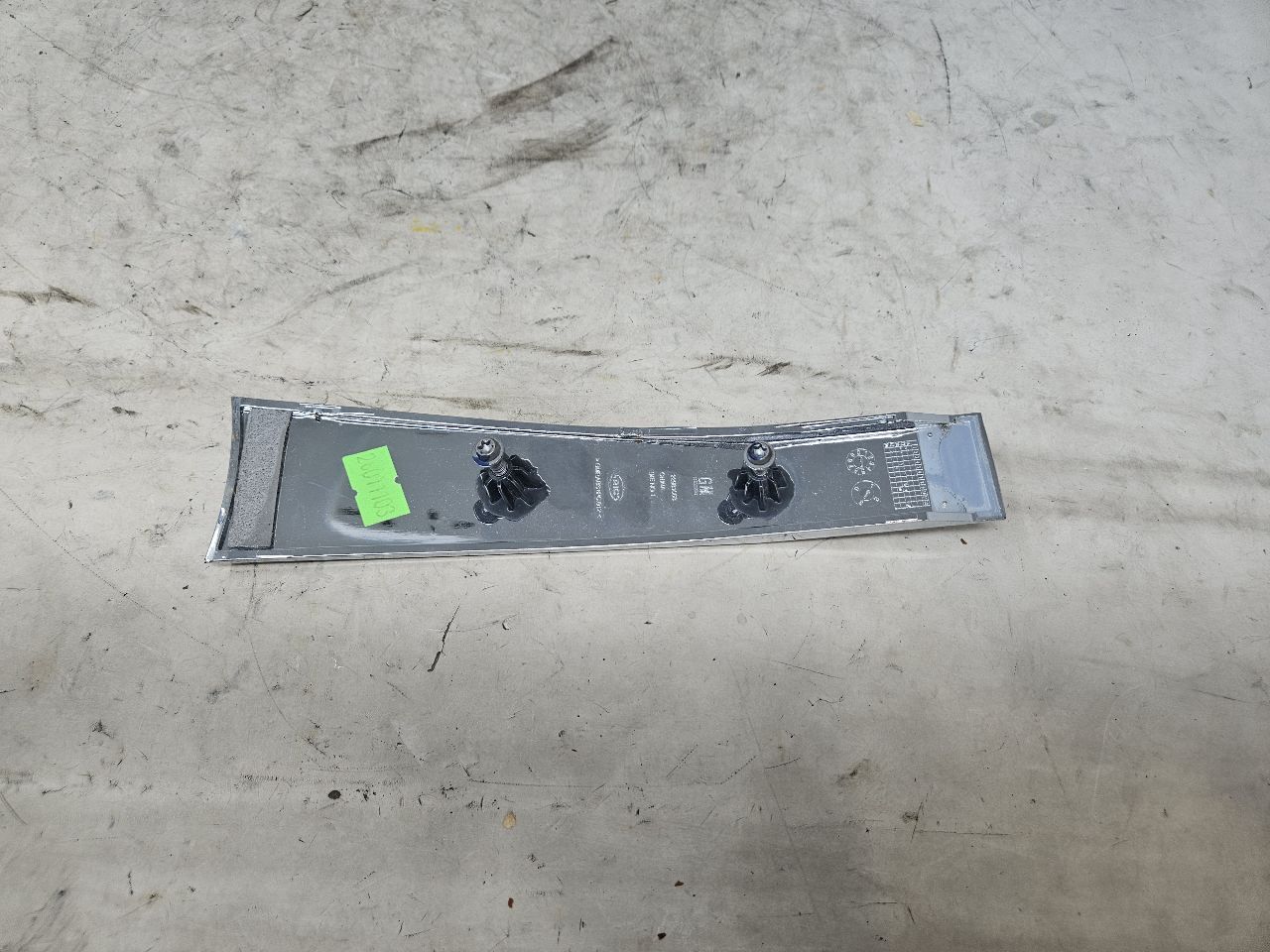 2019 ESCALADE INSERT W/SCREWS NICE CONDITION 32270 - image 6