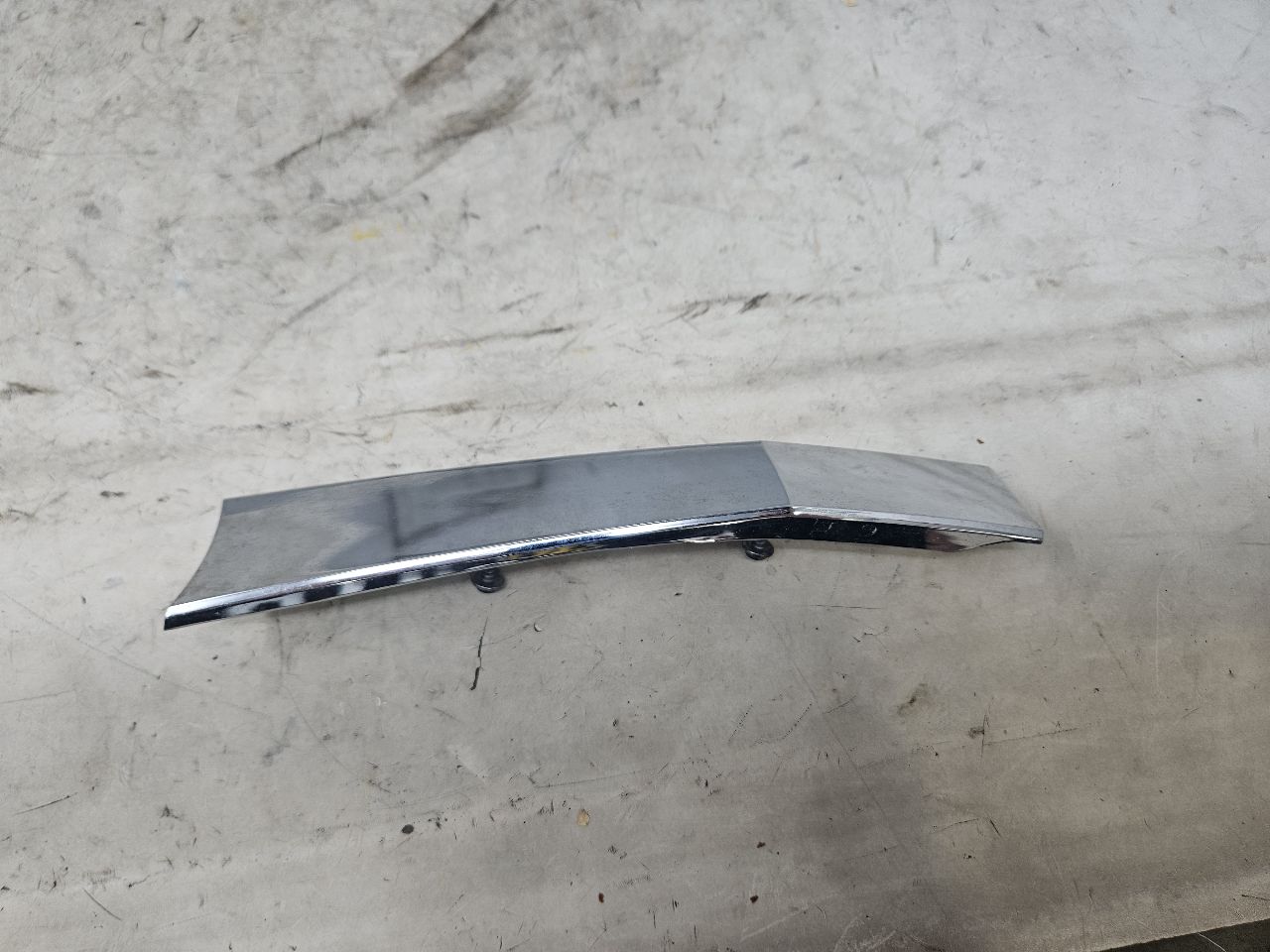 2019 ESCALADE INSERT W/SCREWS NICE CONDITION 32270 - image 4