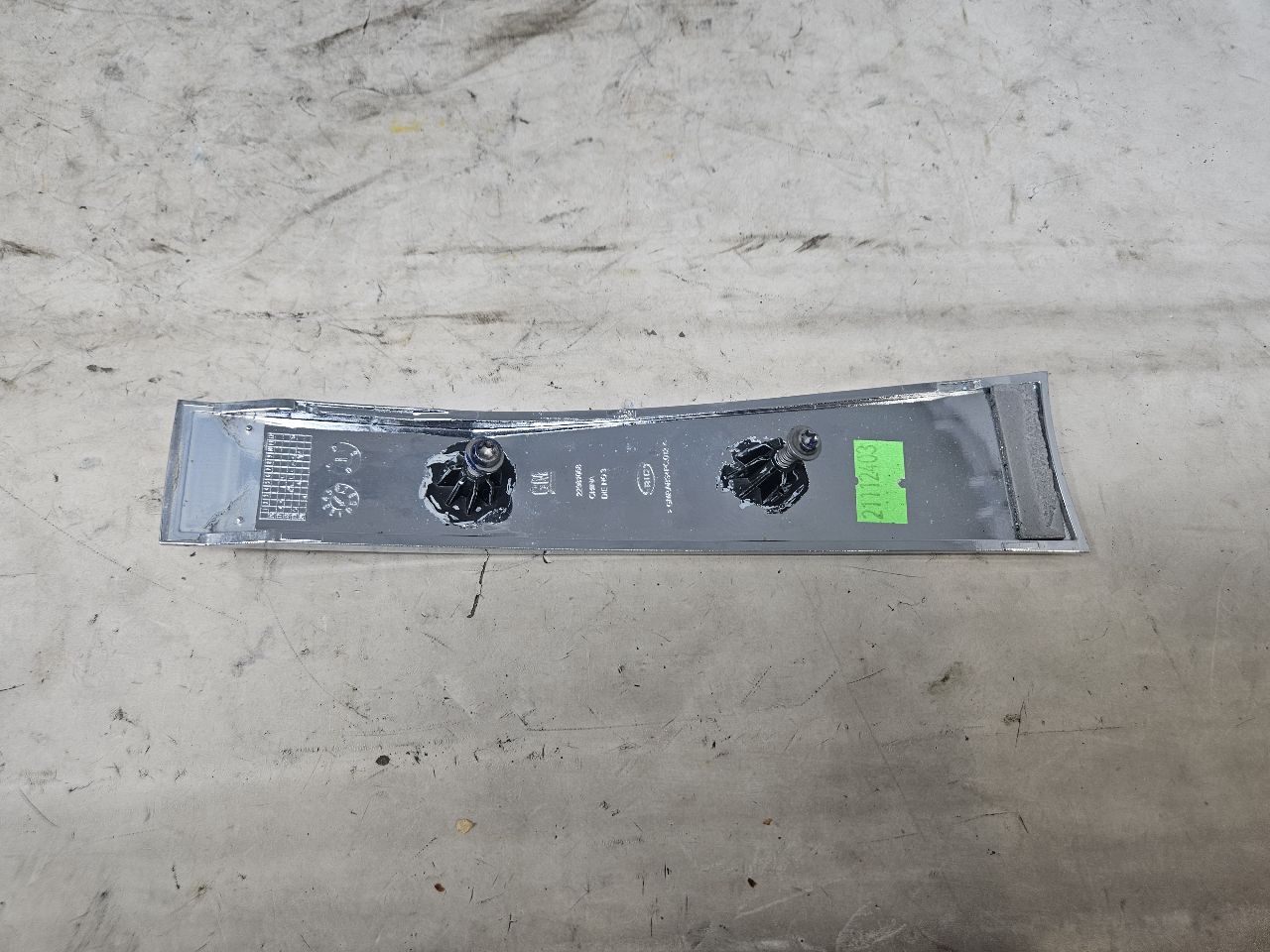 2019 ESCALADE INSERT W/SCREWS NICE CONDITION 32272 - image 3