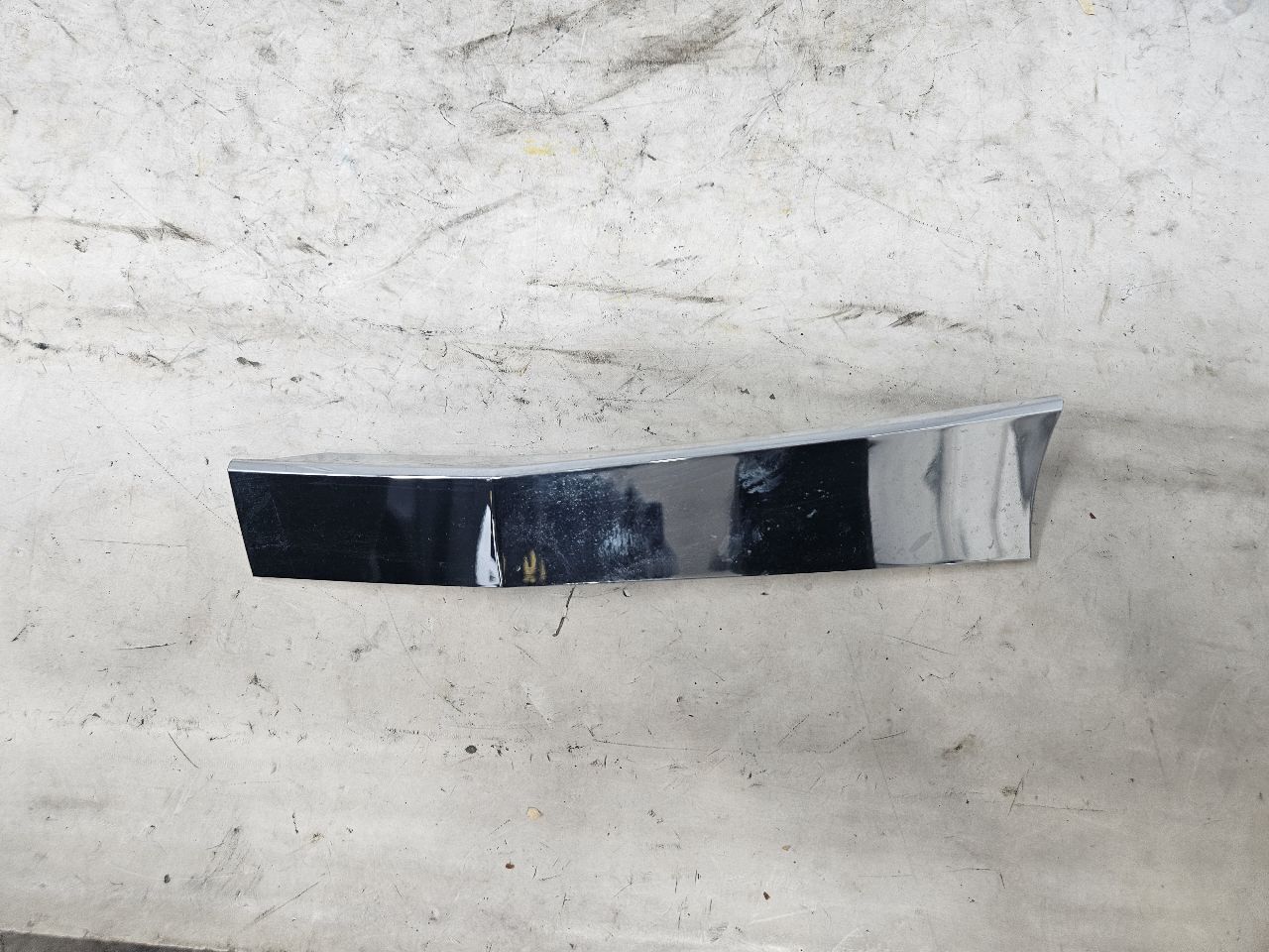 2019 ESCALADE INSERT W/SCREWS NICE CONDITION 32272 - image 5