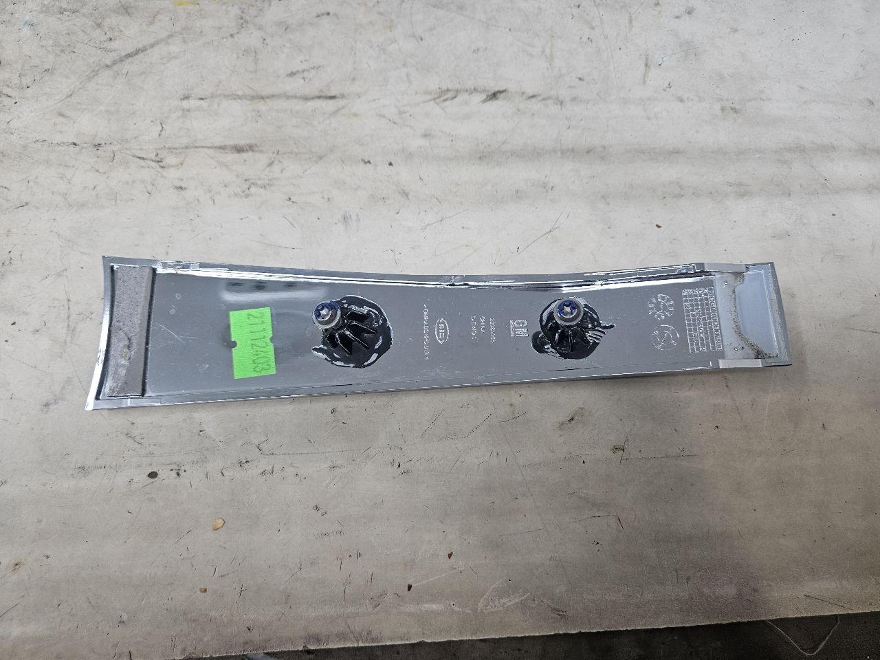 2019 ESCALADE INSERT W/SCREWS NICE CONDITION 32273 - image 2