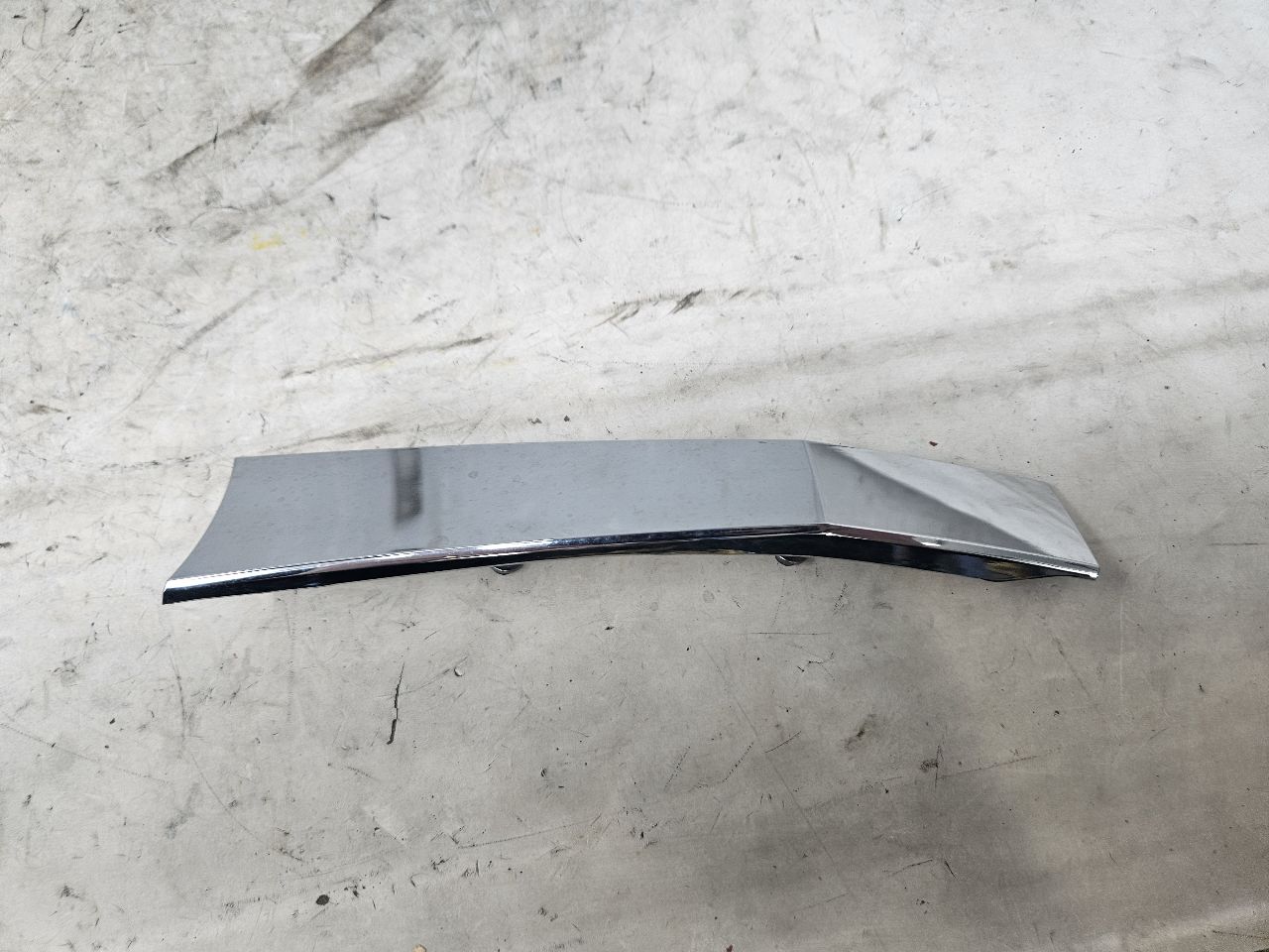 2019 ESCALADE INSERT W/SCREWS NICE CONDITION 32273 - image 3