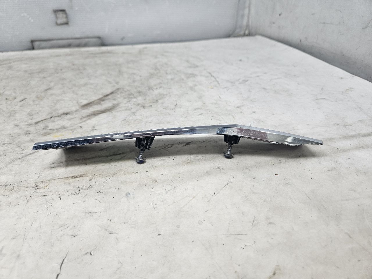 2019 ESCALADE INSERT W/SCREWS NICE CONDITION 32273 - image 6