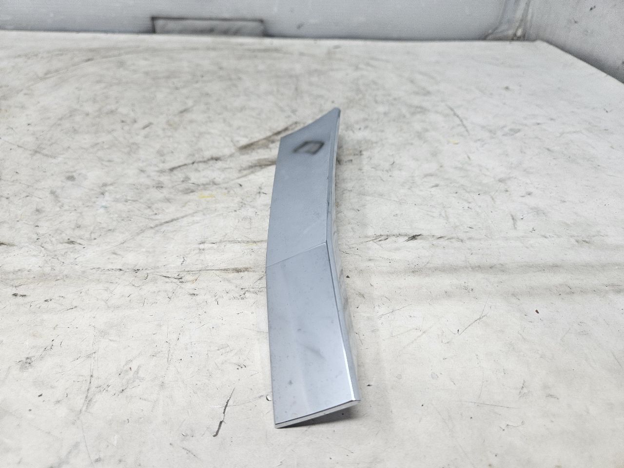 2019 ESCALADE INSERT W/SCREWS NICE CONDITION 32276 - image 1