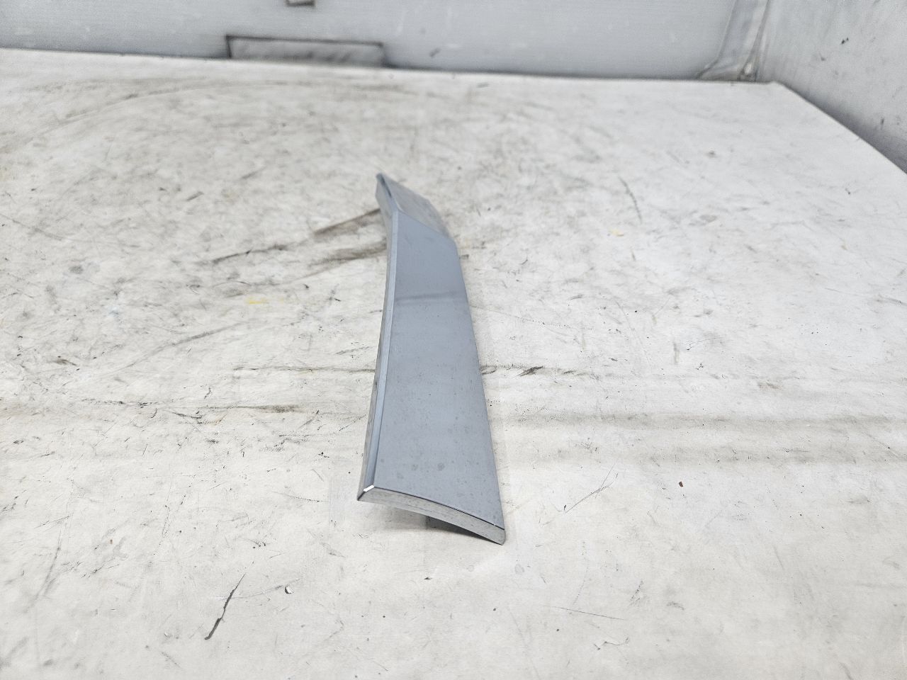 2019 ESCALADE INSERT W/SCREWS NICE CONDITION 32276 - image 2