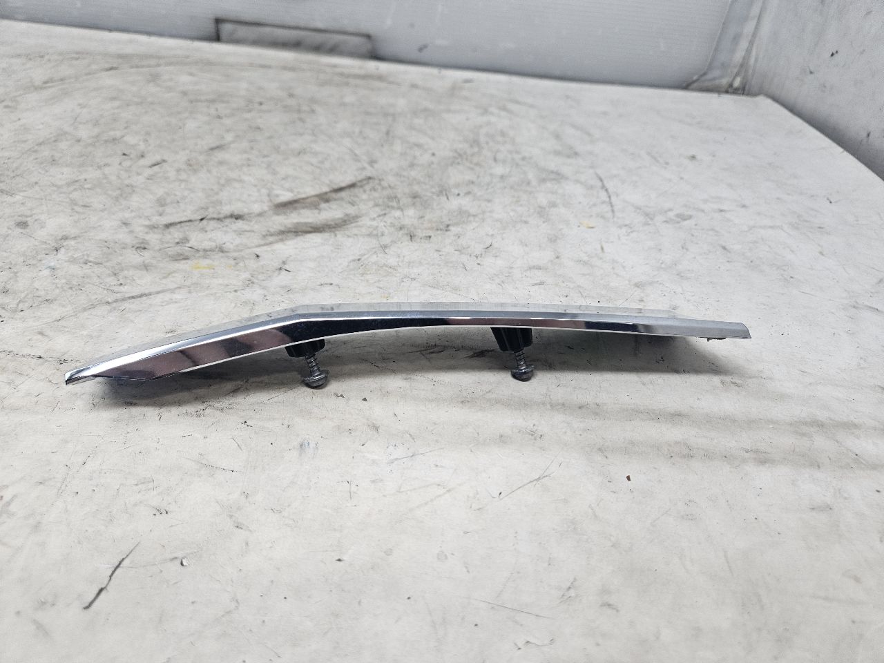 2019 ESCALADE INSERT W/SCREWS NICE CONDITION 32276 - image 3