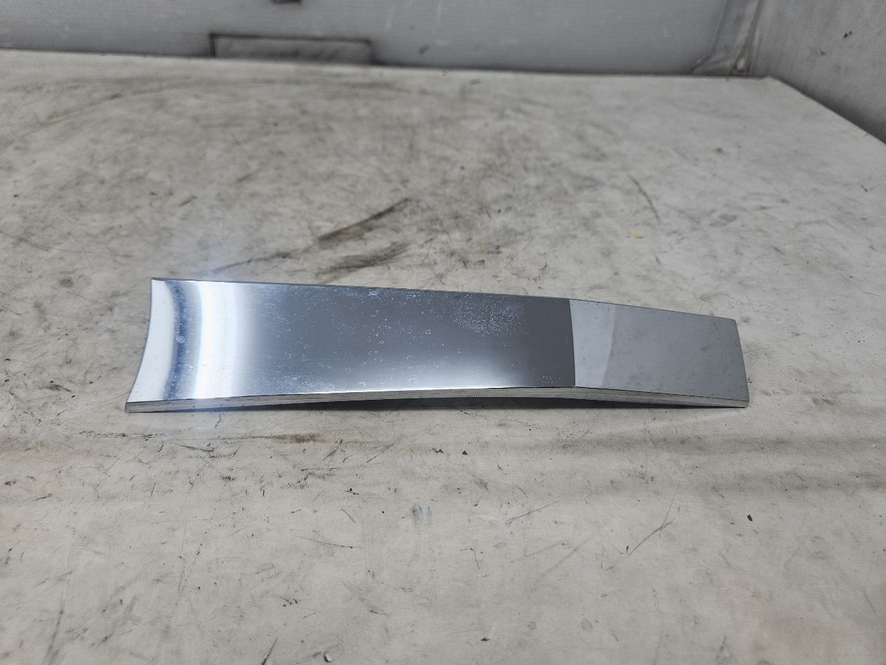 2019 ESCALADE INSERT W/SCREWS NICE CONDITION 32276 - image 4