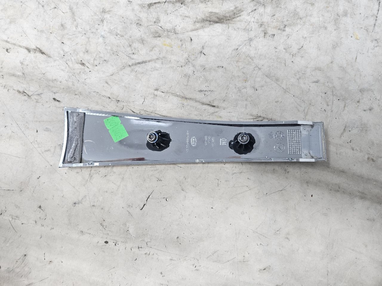 2019 ESCALADE INSERT W/SCREWS NICE CONDITION 32276 - image 5