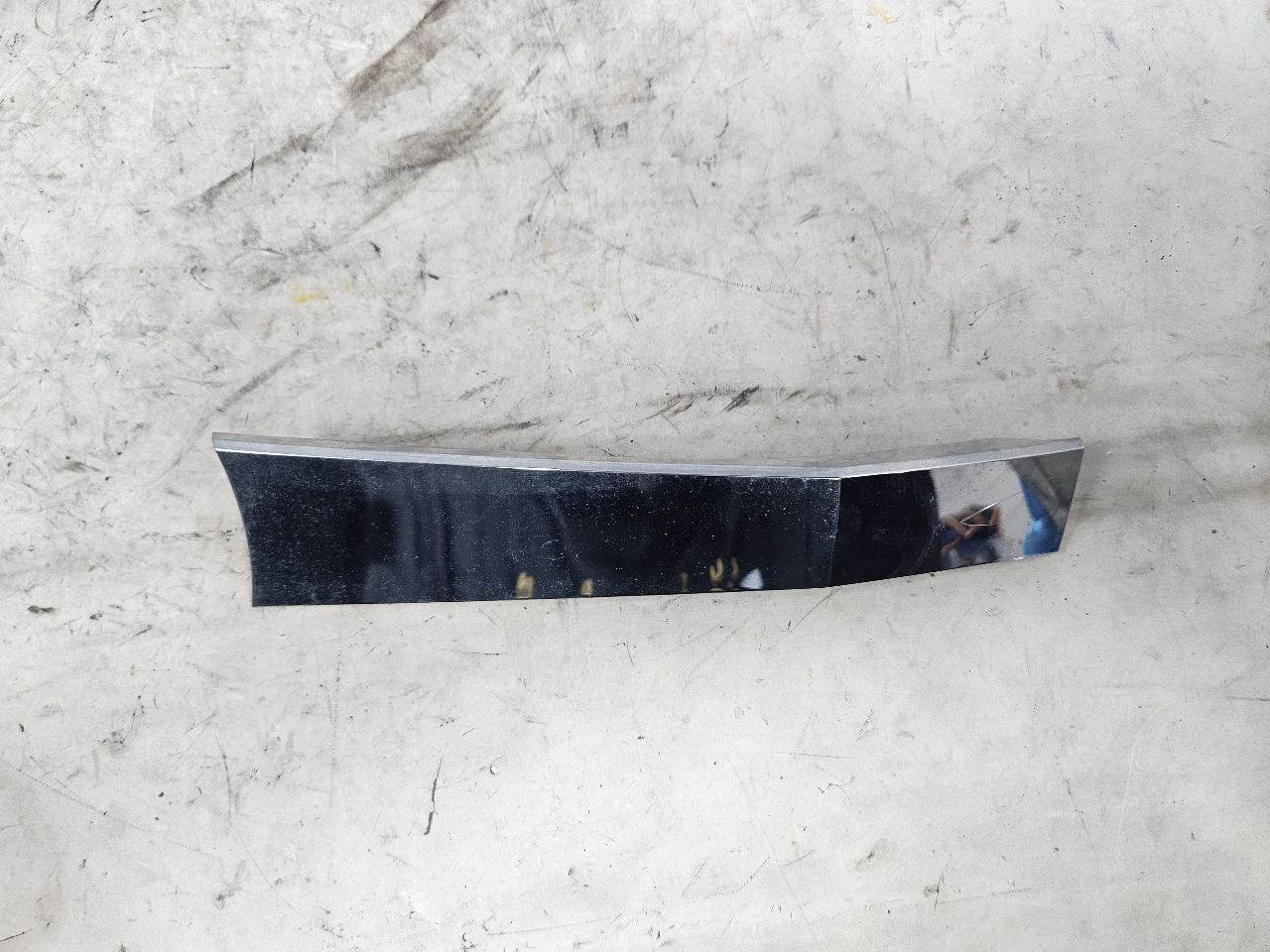 2019 ESCALADE INSERT W/SCREWS NICE CONDITION 32277 - image 3