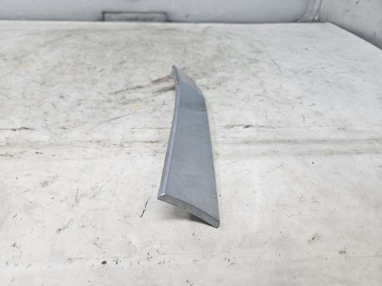 2019 ESCALADE INSERT W/SCREWS NICE CONDITION 32277 - image 4