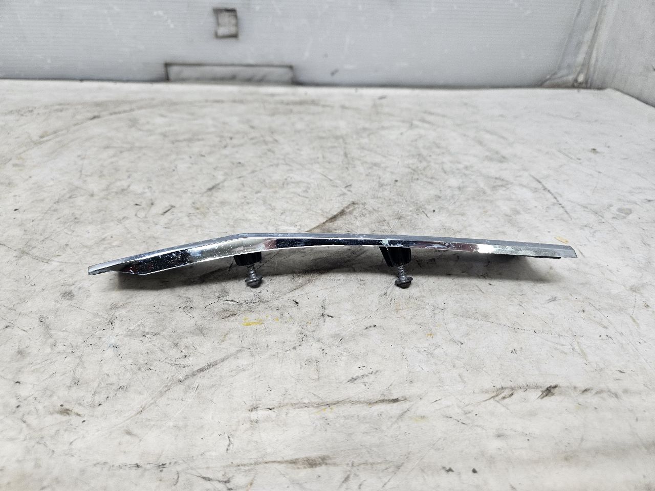 2019 ESCALADE INSERT W/SCREWS NICE CONDITION 32278 - image 5